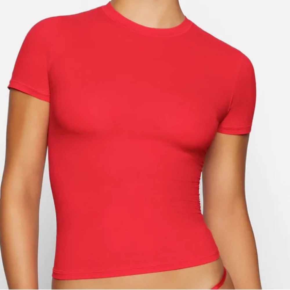 SKIMS NWT fits everybody tee limited edition Ruby size small